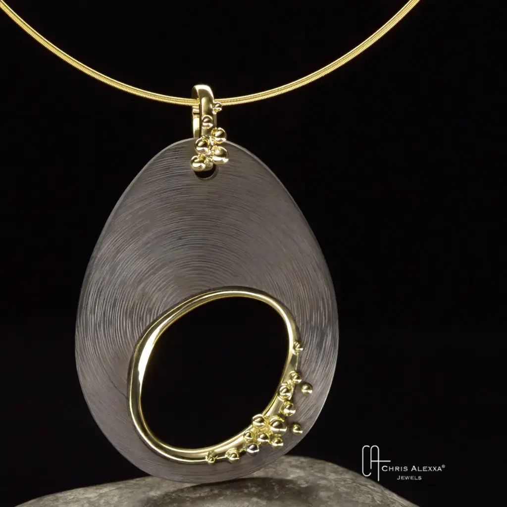 Pendentif carbone et or