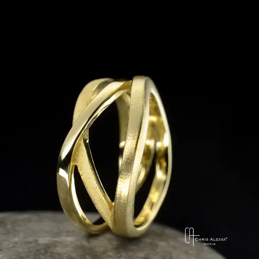 Bague or wavy